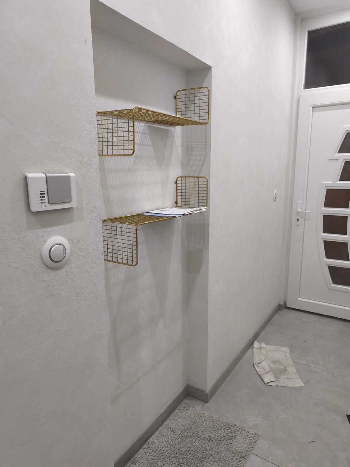 Mur intérieur lissé et peint en blanc par Enduiz
